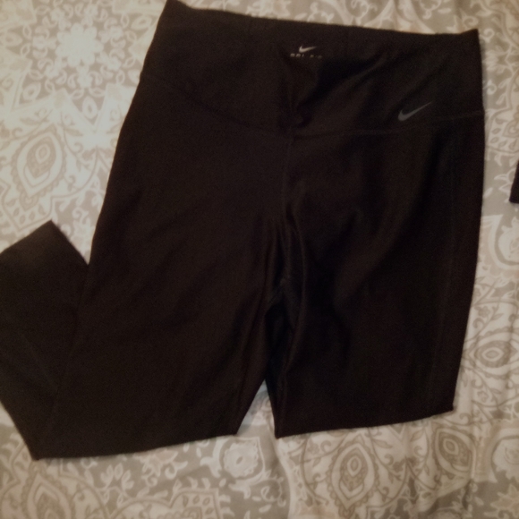 Nike dry fit capris and tank - Picture 3 of 4